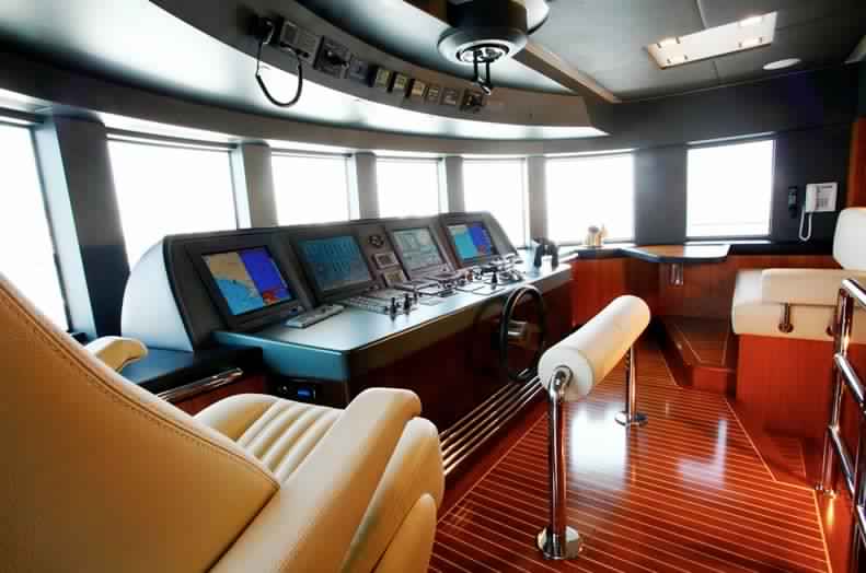 super-yacht-40m-12-passagers-21.jpg