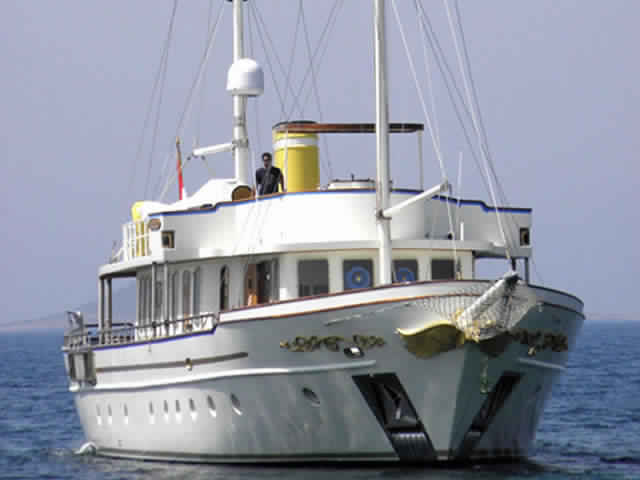 yacht-classique-deluxe-31m-8-pax-VIP-1.jpg
